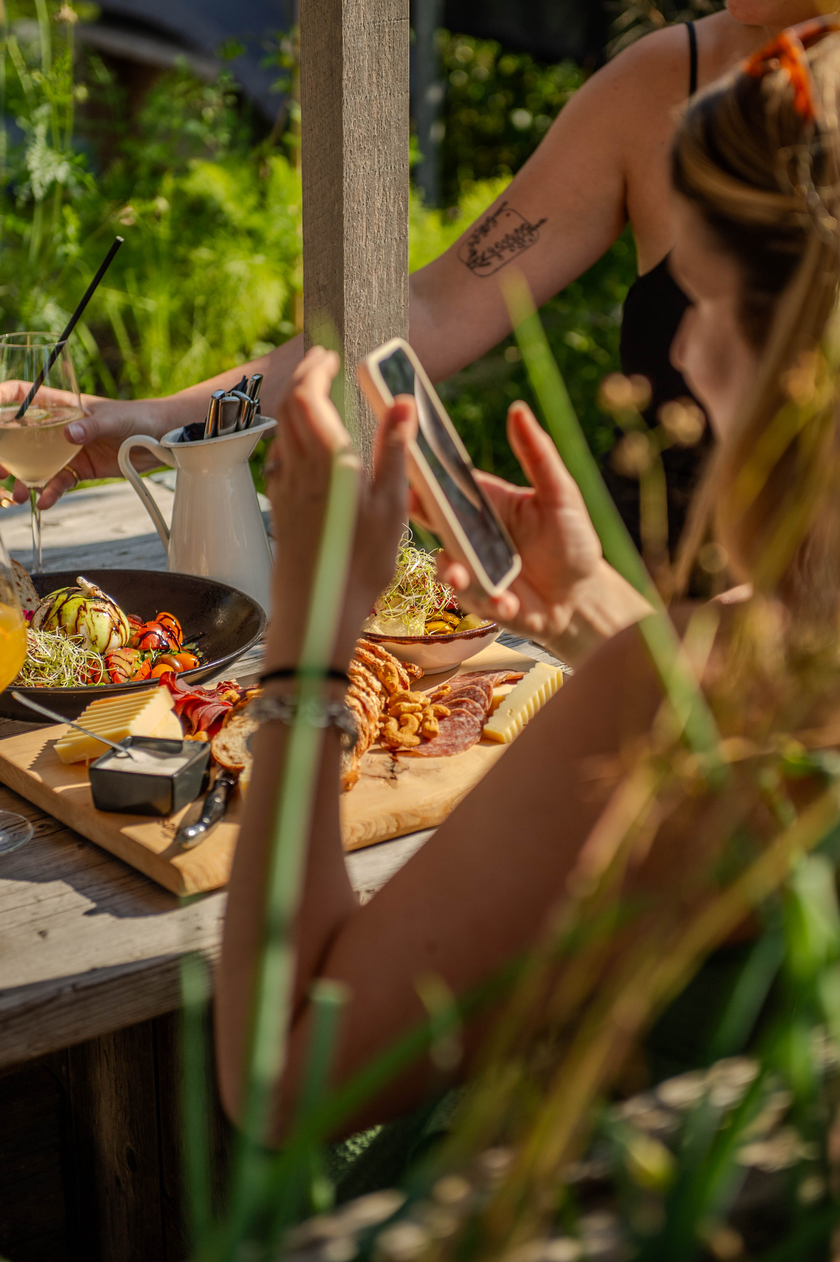 Ein Gast fotografiert unser ansprechend angerichtetes Aperoplättli mit seinem Smartphone